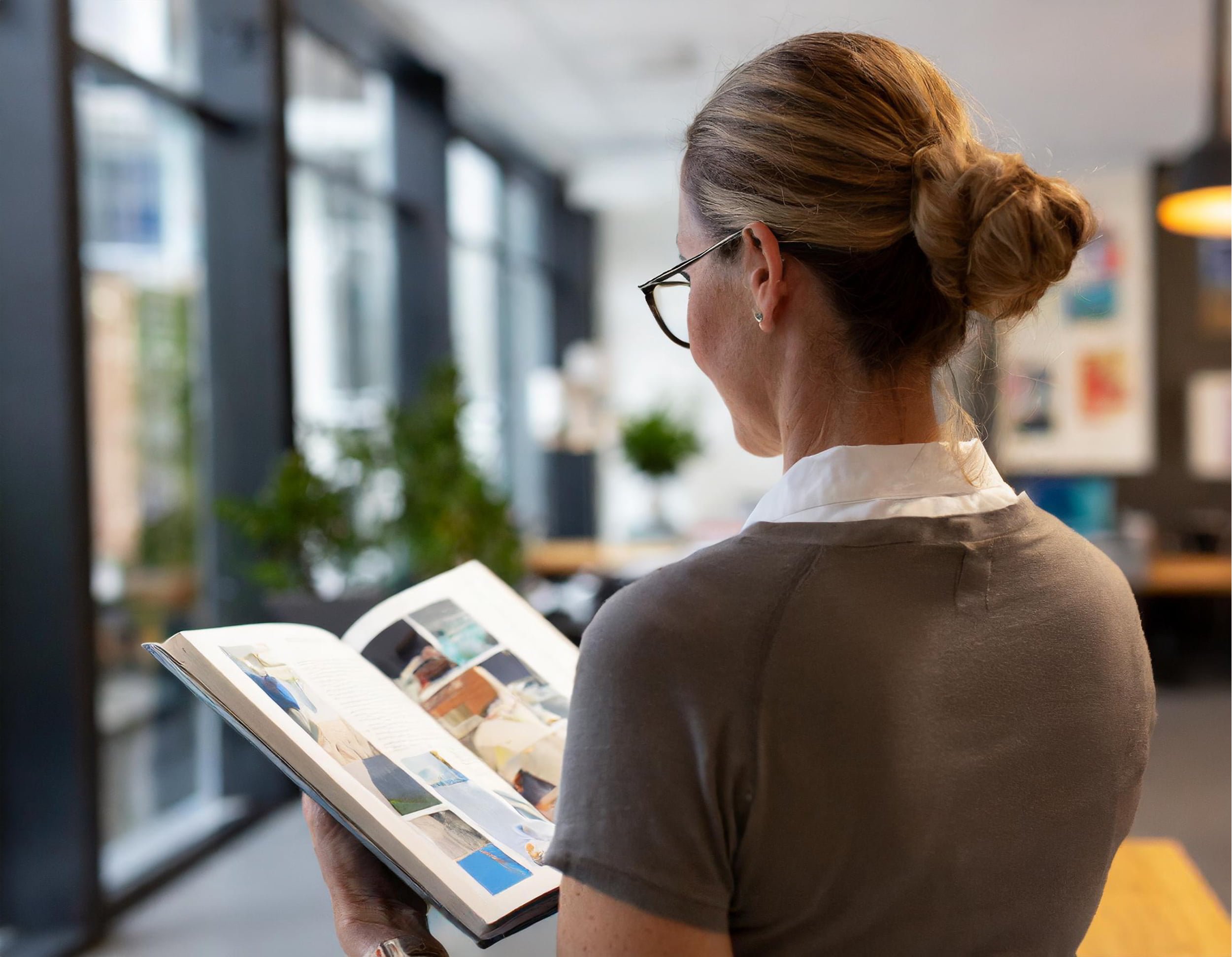 Et professionelle design skaber også en visuel fortælling, der ikke kun supplerer indholdet. Det forstærker også, at læseren får lyst til at fordybe sig til sidste side i Jubilæumsbogen Person læser bog